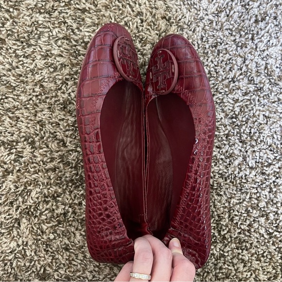 Size 8 Burgundy Snakeskin Tory Burch Flats - Picture 5 of 11